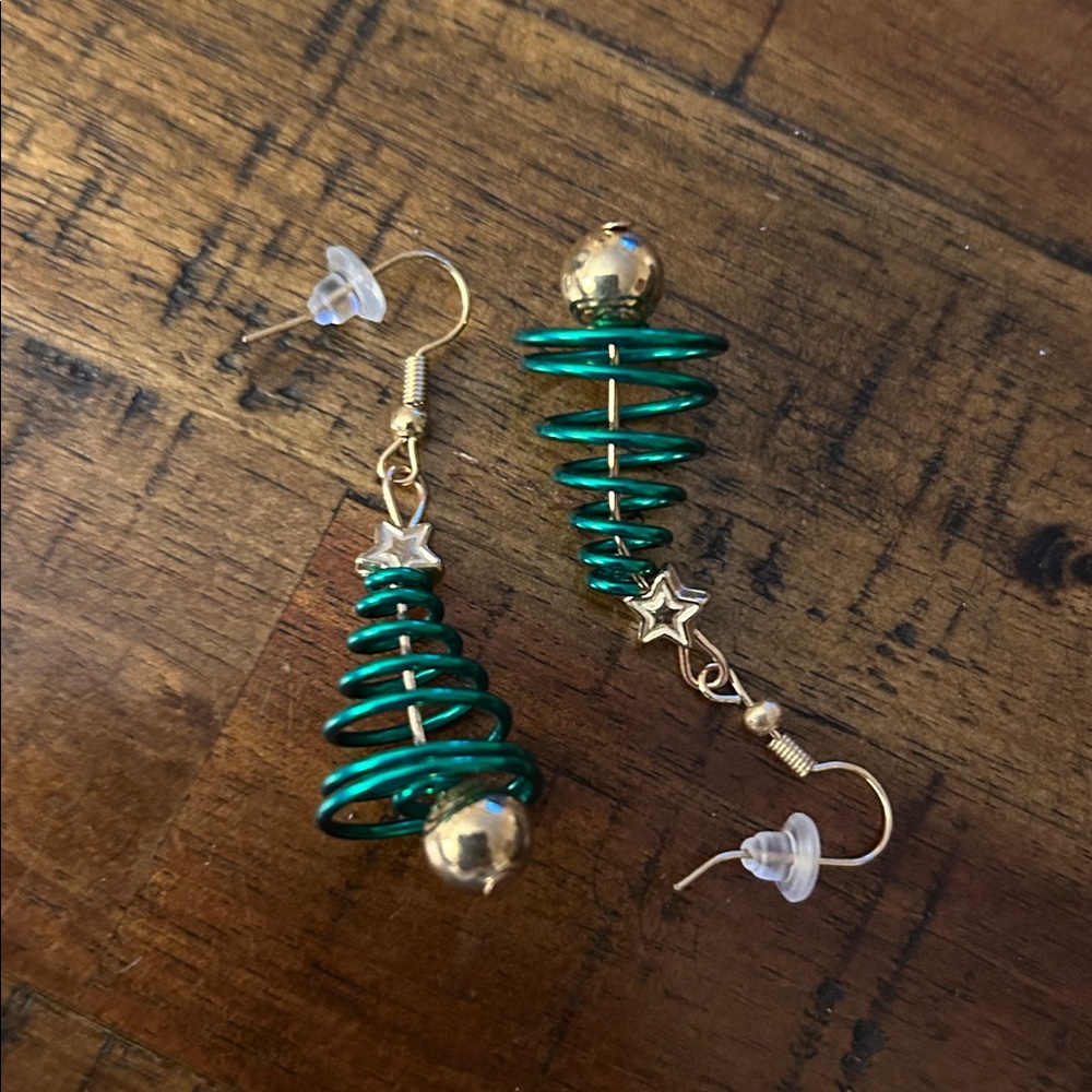 🎄Festive Gold and Green Spiral Tree Earrings - Picture 5 of 10
